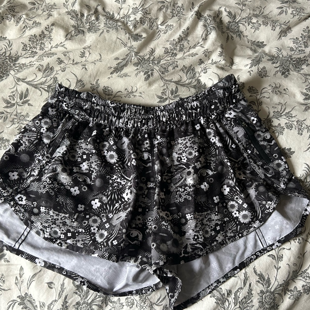 Lululemon track that shorts 4”